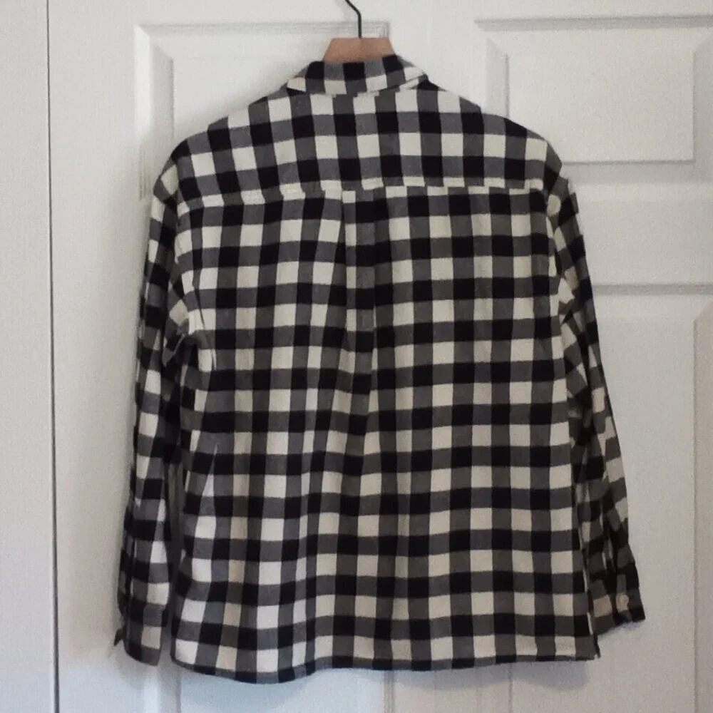 Levi's Women's Flannel Shirt Size S Black Cream Plaid Long Sleeves Button Up - Picture 2 of 8